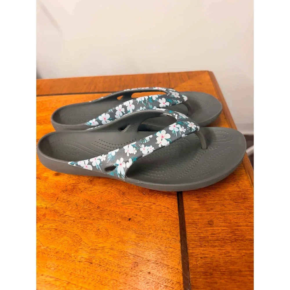 Crocs Kadee II Floral Flip Flops Grey Tropical Flower Sandals Womens 9